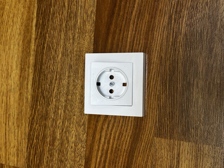 Розетки и выключатели (с заземлением, в отличном состоянии)