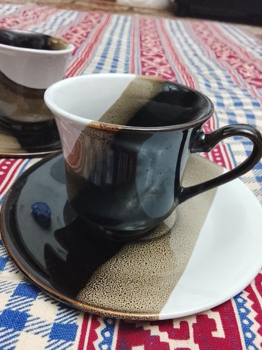 Кофеиные чашки с блюдцами 6 шт очень с красивои расцветкои шыкарные.