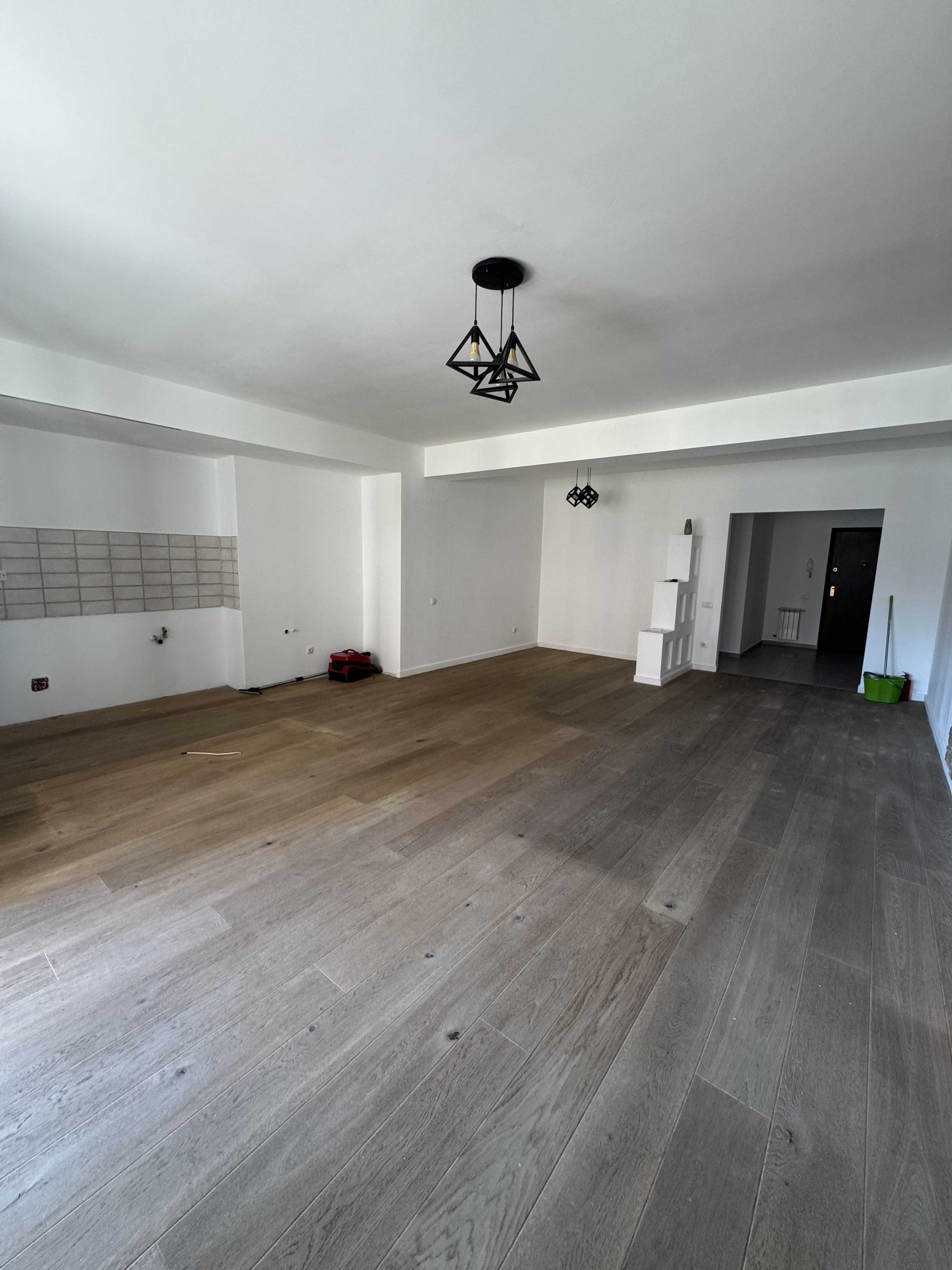 Apartament 4 camere de vanzare