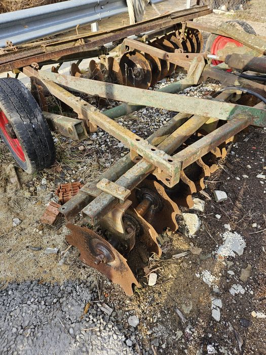Utilajele: Disc 3.2, semănătoare sup21, Remorca auto, Plug pp3.