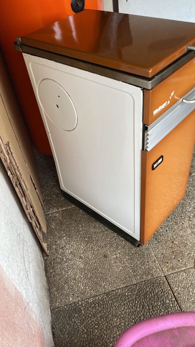 Centrală pe lemne cu plită și boiler de apă caldă