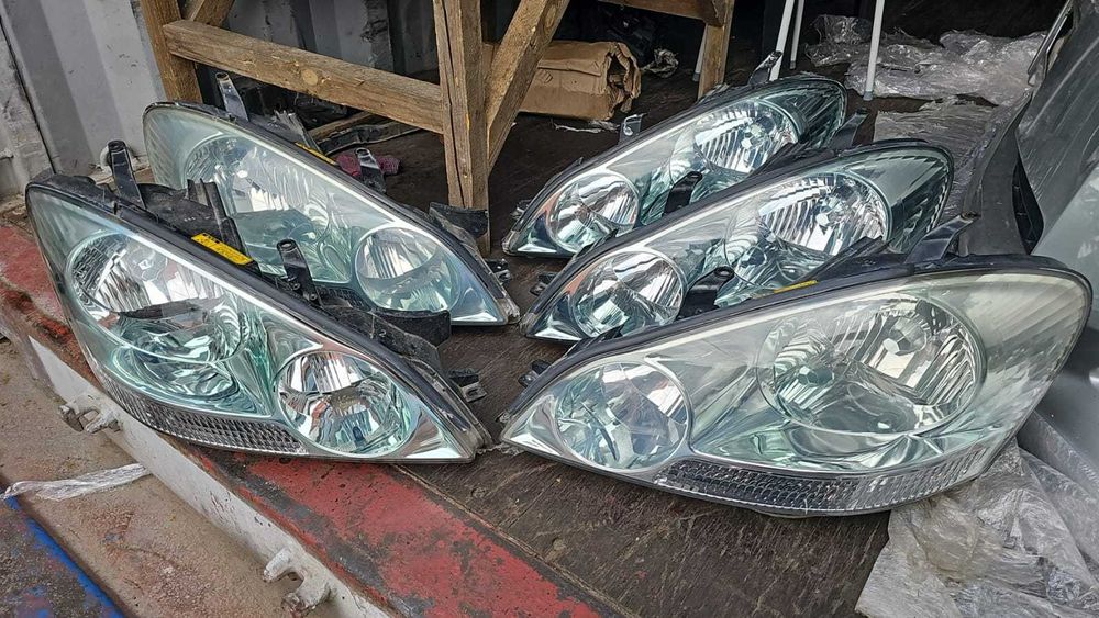 фары на Тойота Avensis Verso