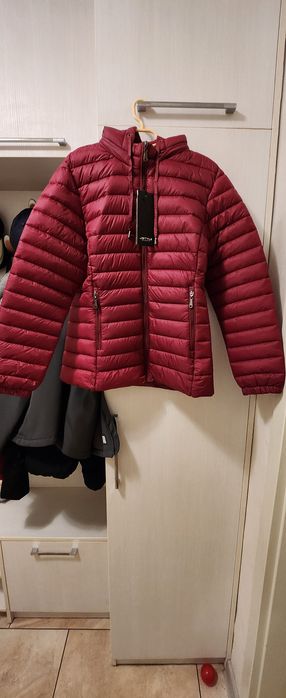 Яке в червен цвят