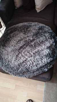Кръгло пухено килимче