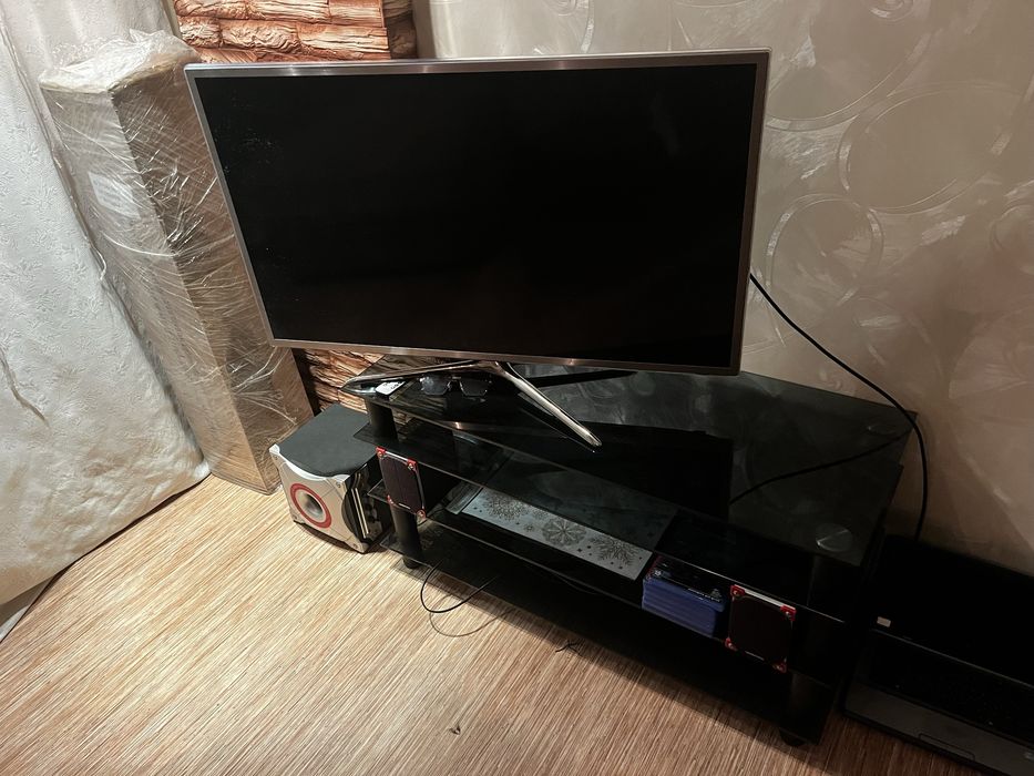 Продам б/у телевизор со стеклянной тумбочкой