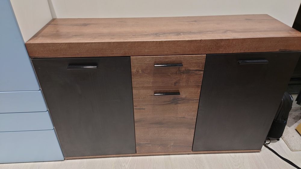 Скрин с шкафове и чекмедже