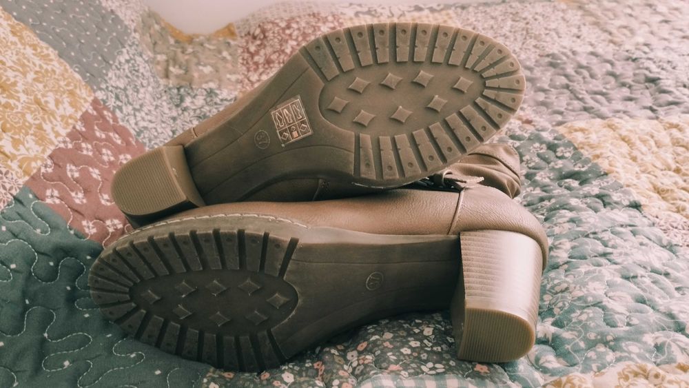 Дамски боти, бежови. Номер 37.