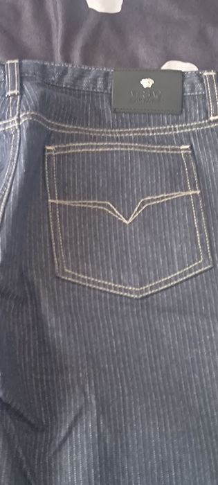 Vând blugi versace