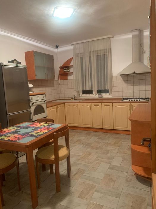 Se inchiriaza casa 3 dormitoare, living, dining, garaj Str Muntenia