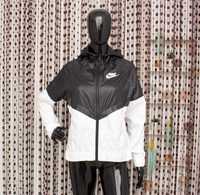 Nike oригинално дамско яке ветровка черно бяло с качулка за бягане S