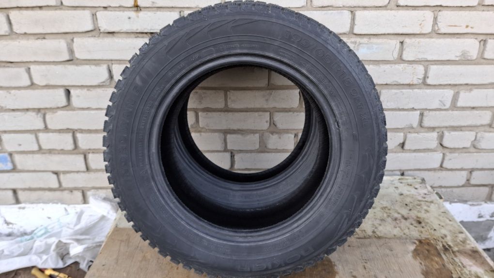 Продам  2 зимних  шины на R15.