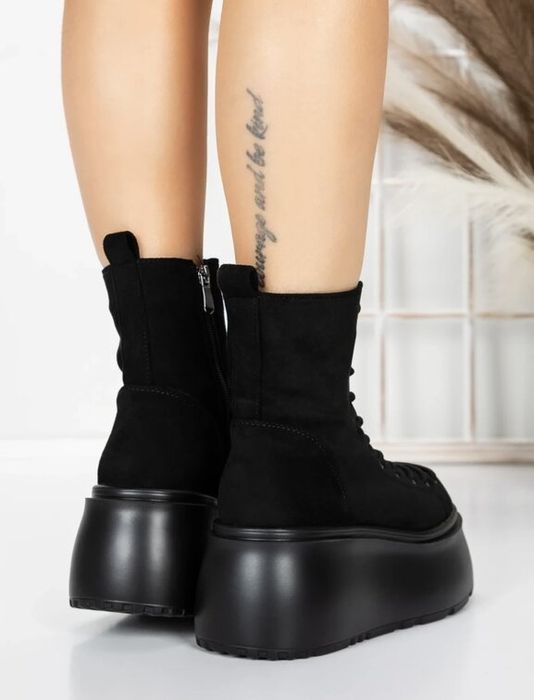 Боти на платформа - черен велур