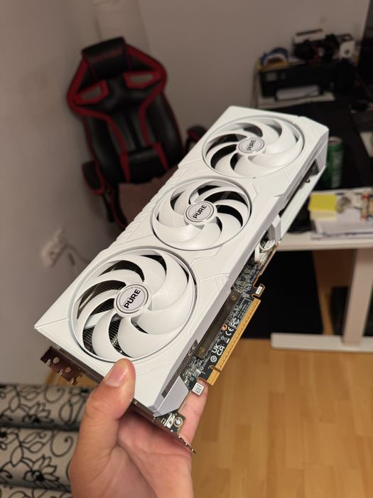 Placa video AMD Sapphire Pure RX 9070 XT cu garantie