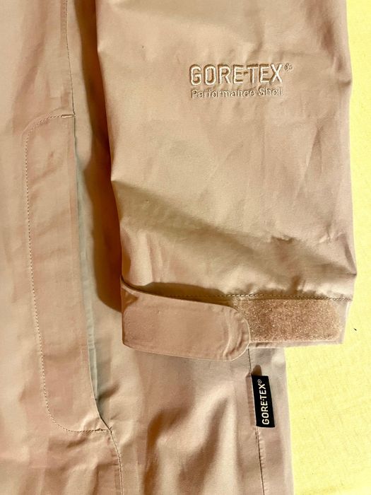 Vând jachetă damă Lafuma, impermeabilă cu membrană Gore-tex, mărime L