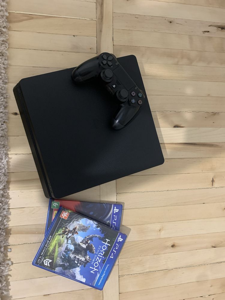 Ps4 в комплекте с двумя играми и джойстиком