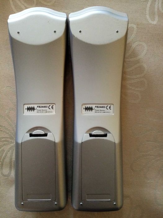 Vand un set de doua telecomenzi universale HERU, 10 in 1