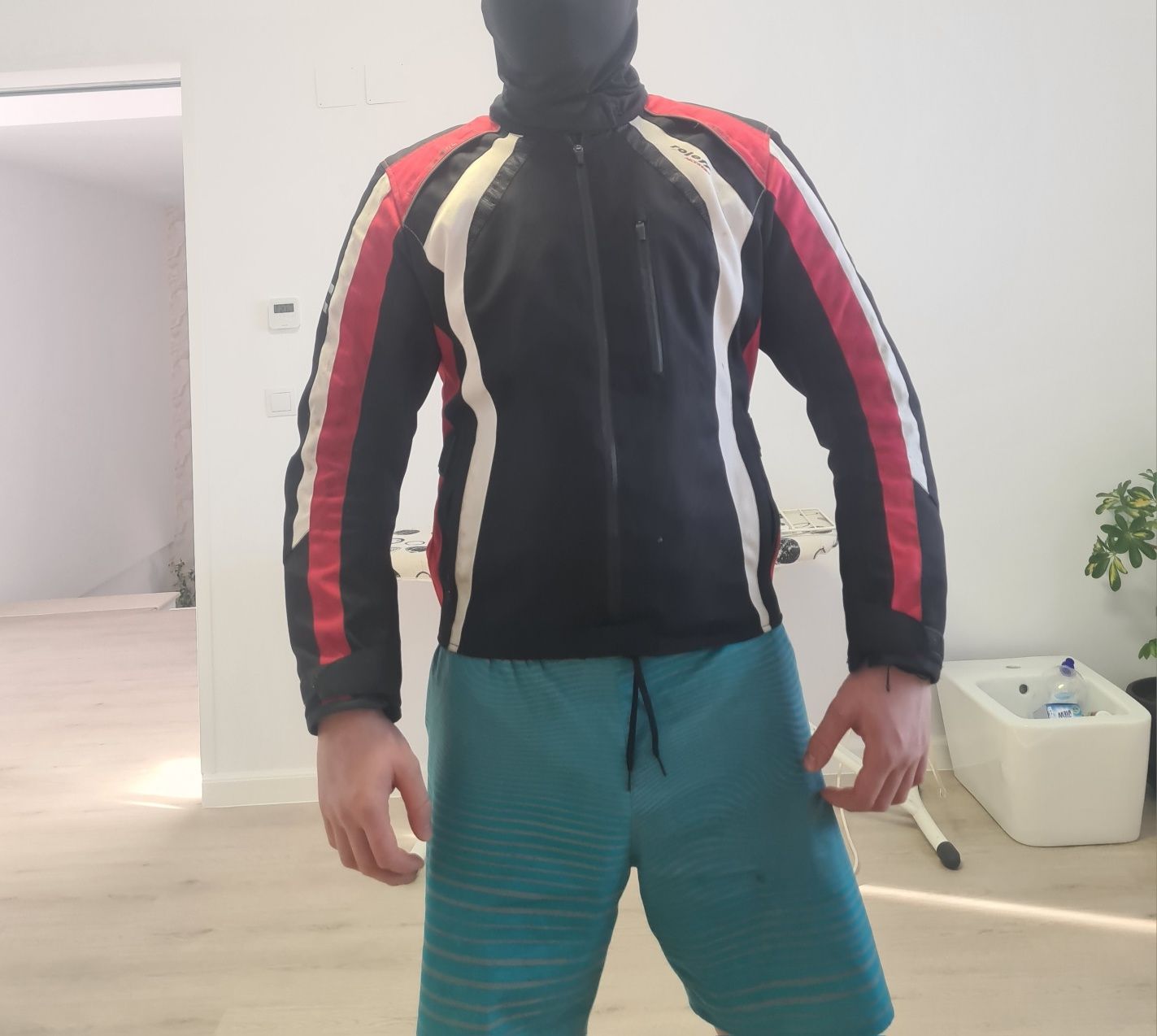 Vând geaca moto roleff