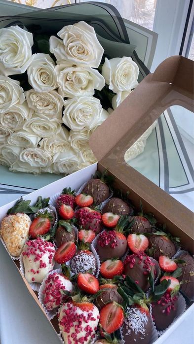 Клубника и финики в шокаладе