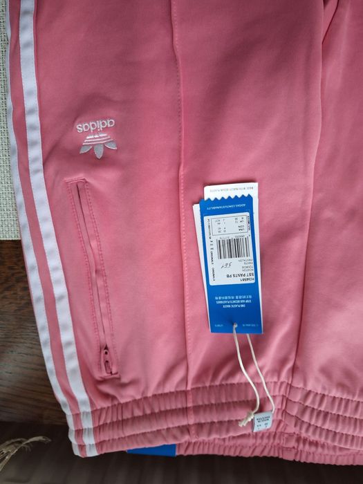 Pantalon adidas cu eticheta