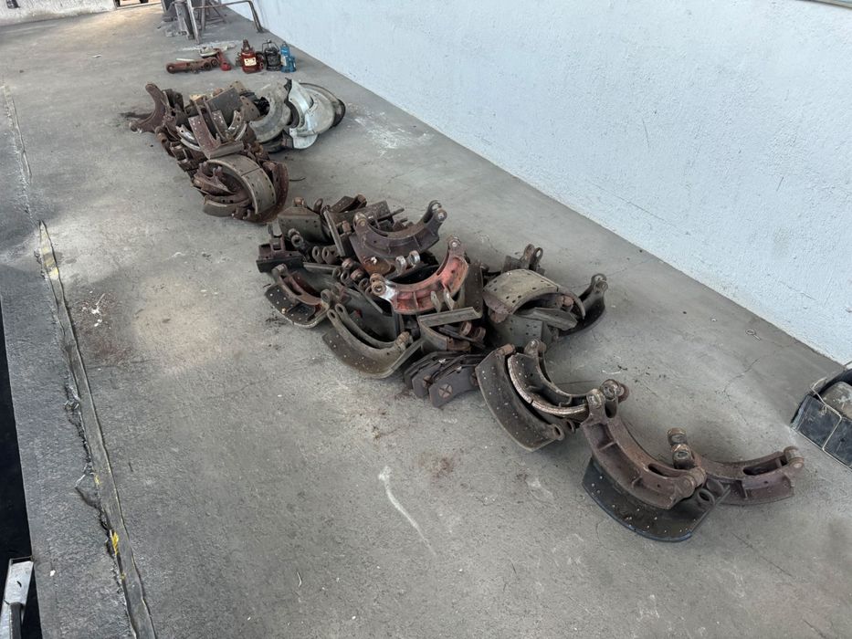 Спирачни челюсти втора употреба за камиони и ремаркета.