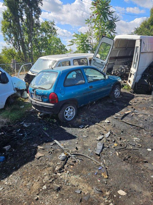 Опел Корса 1.4 бензин 1994 година на части