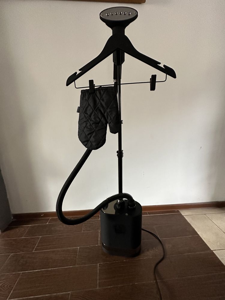 Aparat de calcat vertical cu aburi SteamOne Stylist