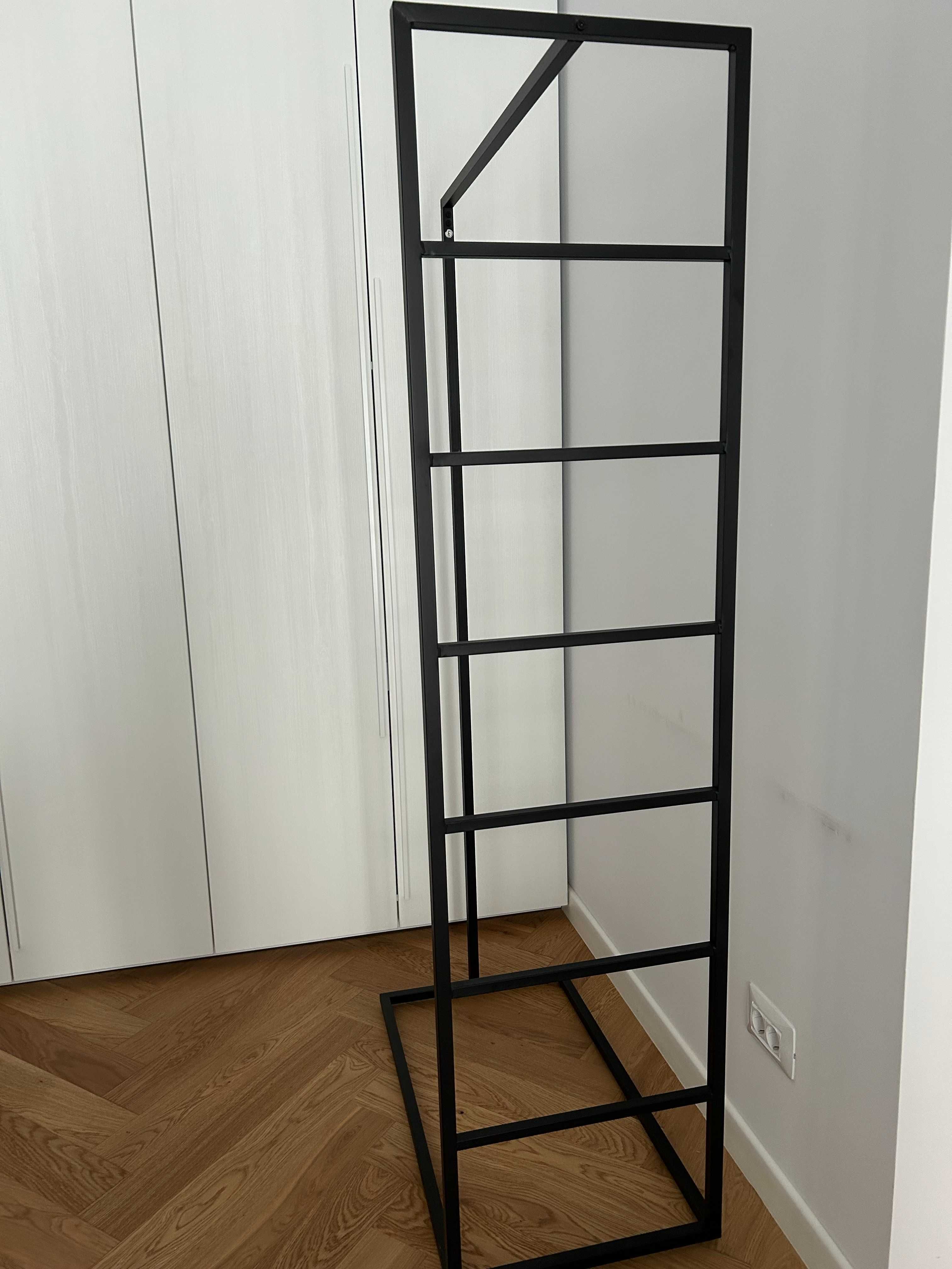 Suport umerașe JYSK – Negru, perfect funcțional