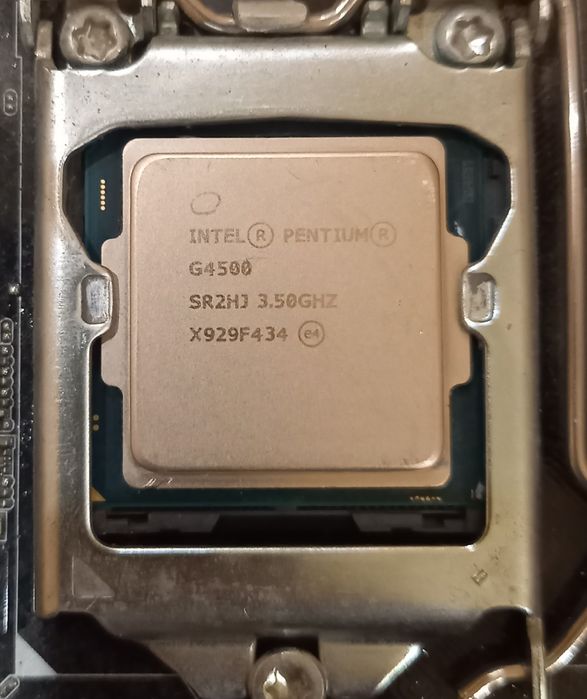 Intel Pentium G4500 3.5Ghz.