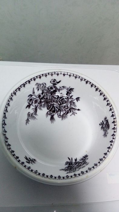Продам фаянсовую тарелку Кузнецова.
