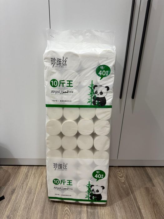 В наличии большая упаковка туалетной бумаги - 40 рулонов