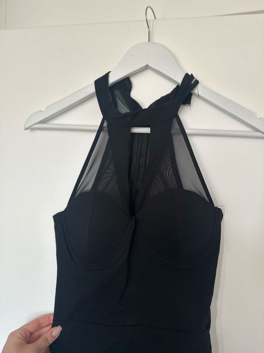 Черна къса рокля с оформени чашки, размер С