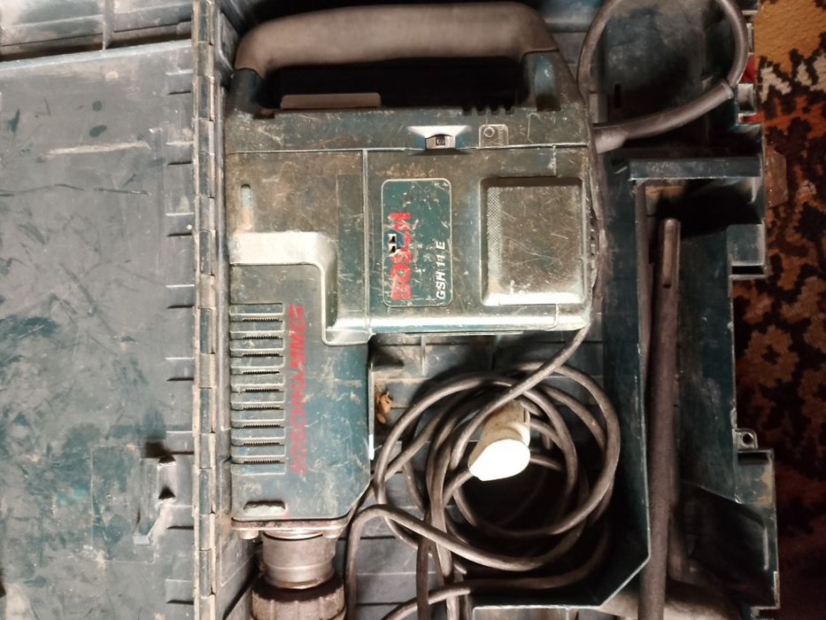 Отбойный молоток сотилади.