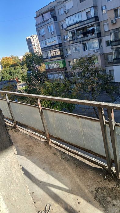 Продавам тристаен в Здравец изток