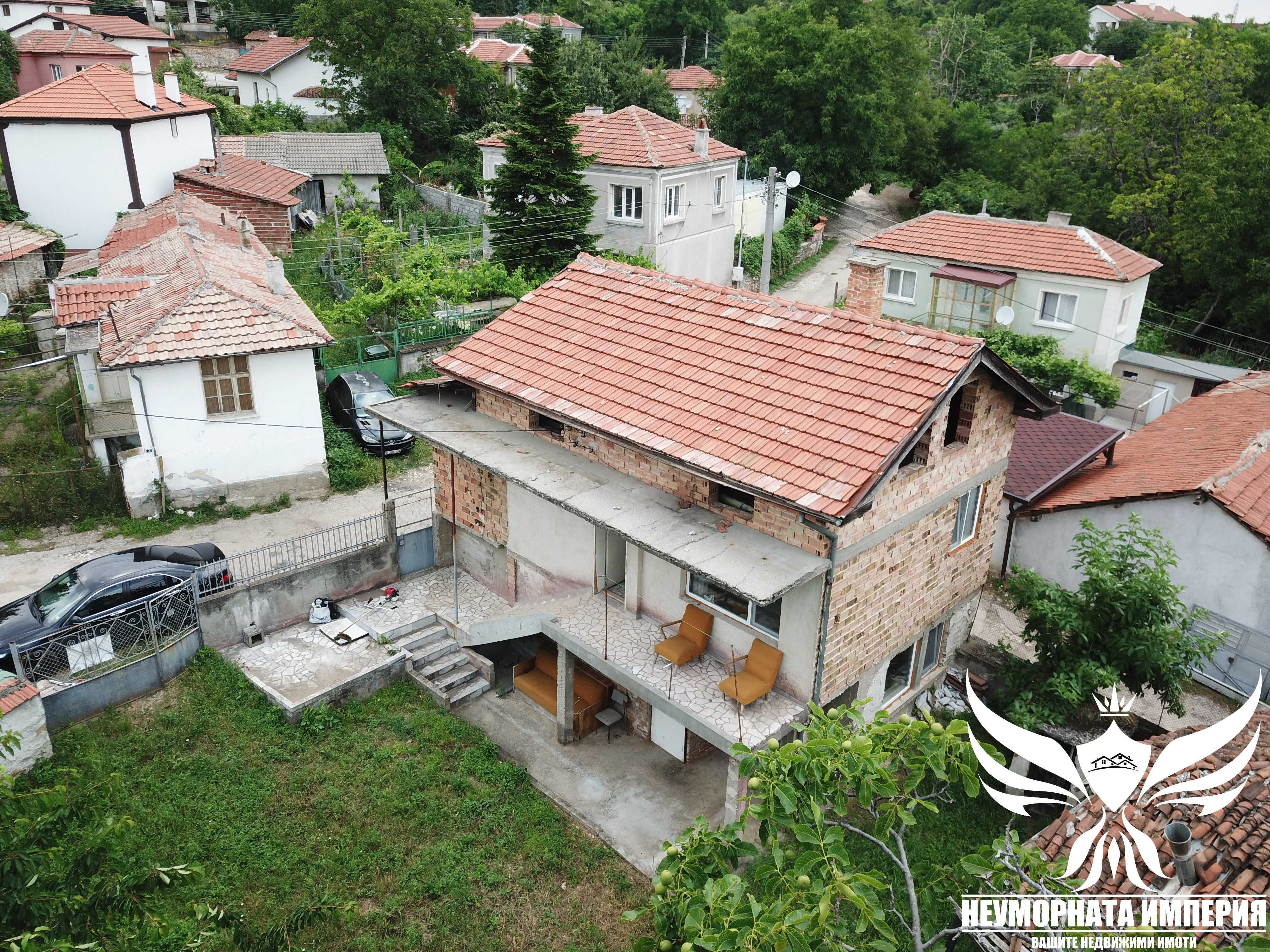 Двуетажна къща с постройки 192РЗП с 500кв. двор село Горнослав