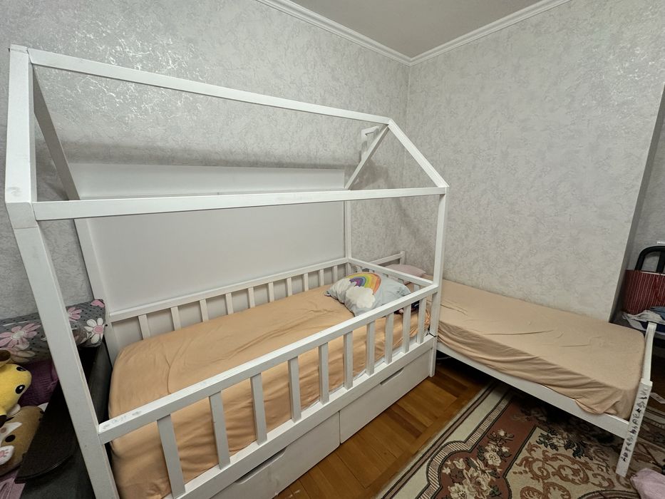 Продам детскую кровать домик белого цвета
