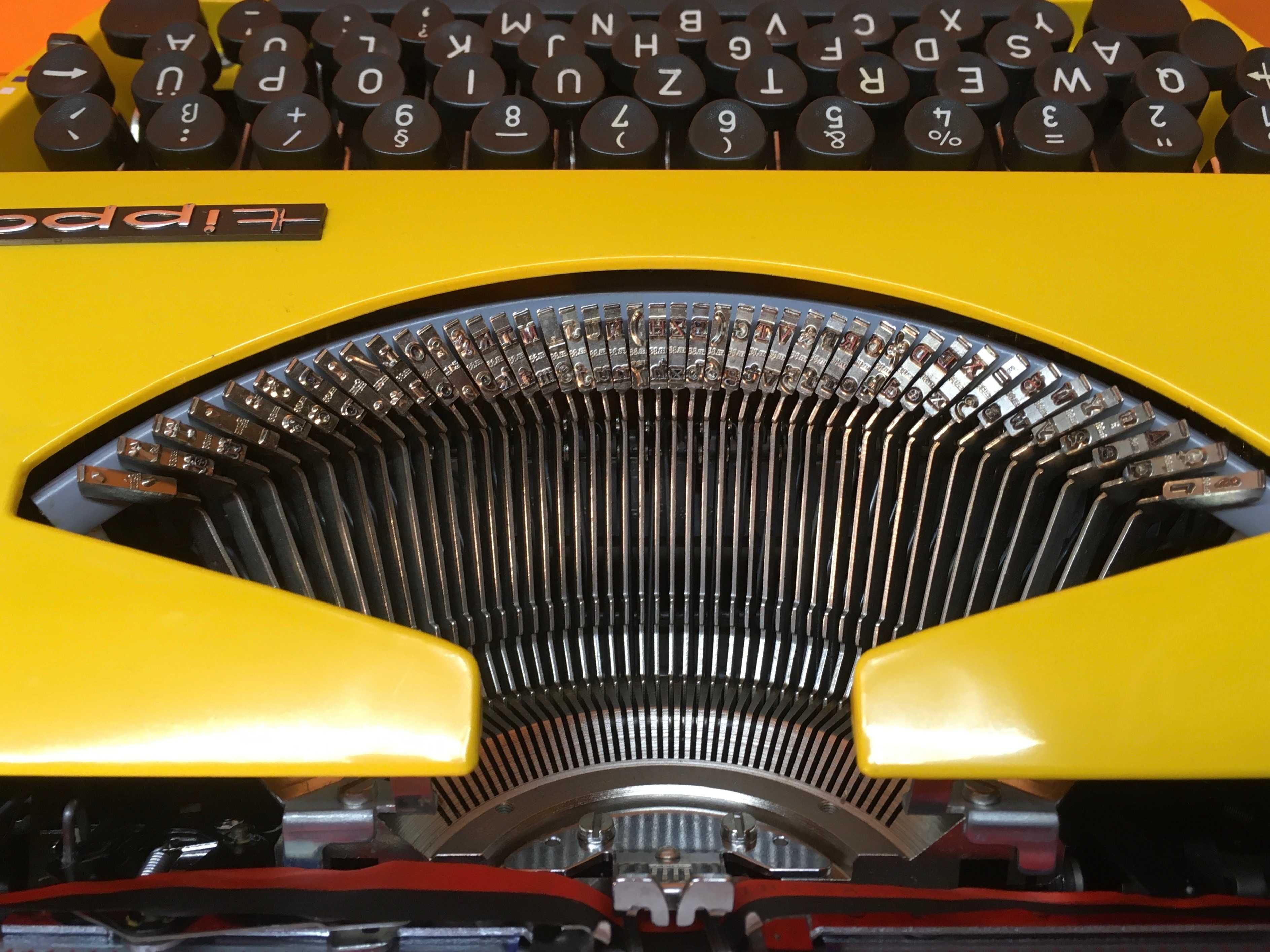 Пишеща Машина TRIUMPH TIPPA обслужена Латиница Qwertz Топ Състояние