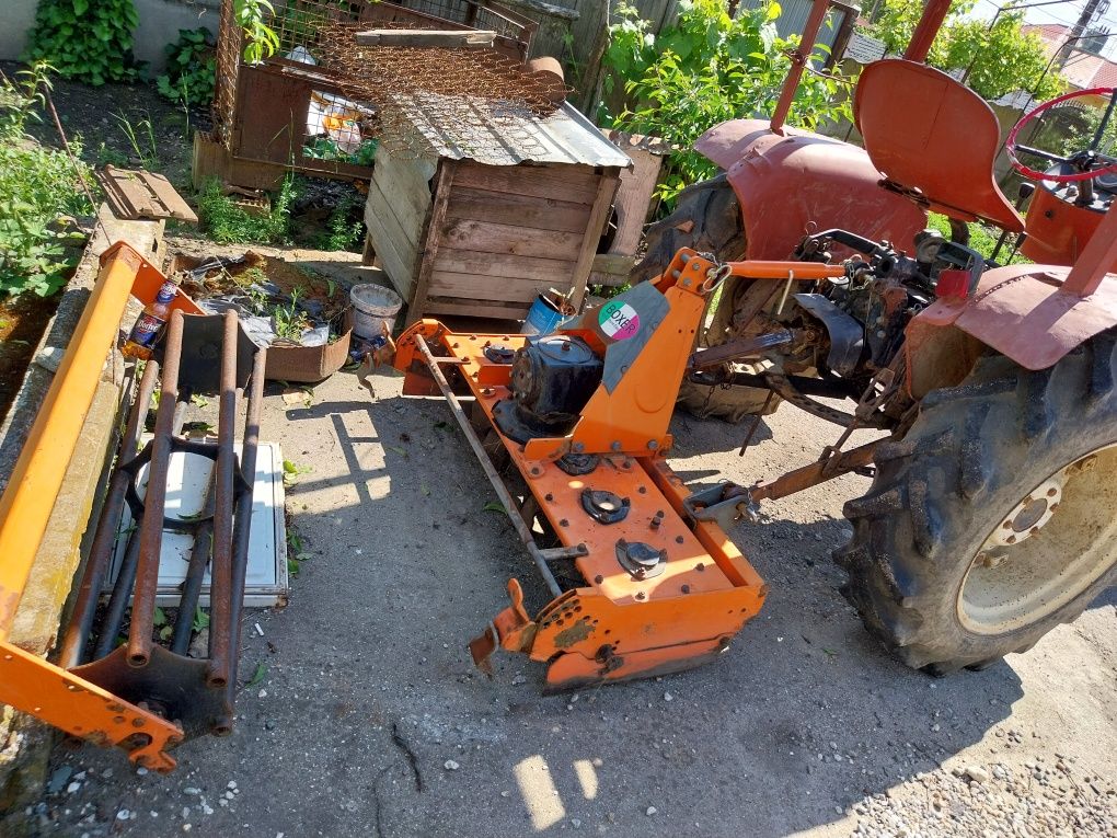 Vând tractor Fiat 300