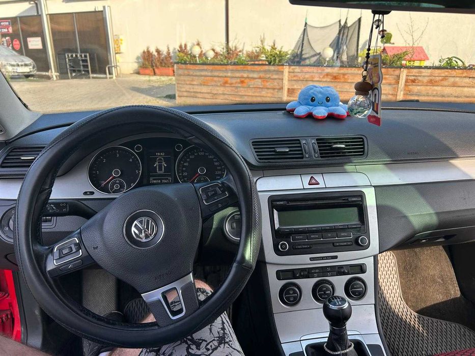 Vând Volkswagen Passat B6 Break – Roșu, elegant și spațios