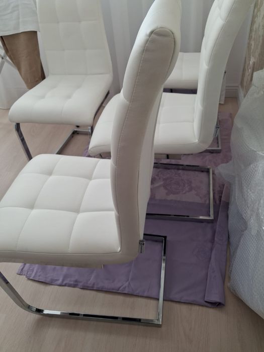 Patru scaune piele alba