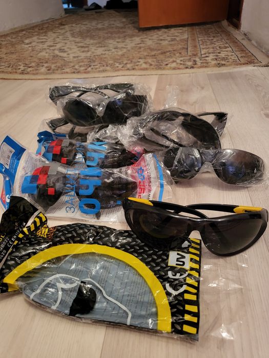 Қара және ақ түсті көзілдіріктер сатылады. Құрылыс алаңына арналған..