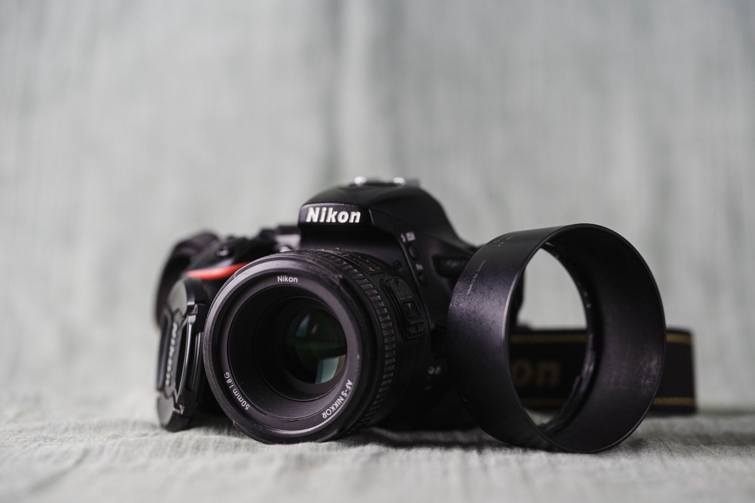 Nikon D5600 + Nikkor 50 mm f/1,8 + Nikkor 18-140 f/3,5-5,6