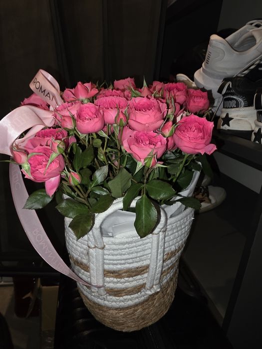 Пышный букет кустовых роз разных оттенков розового