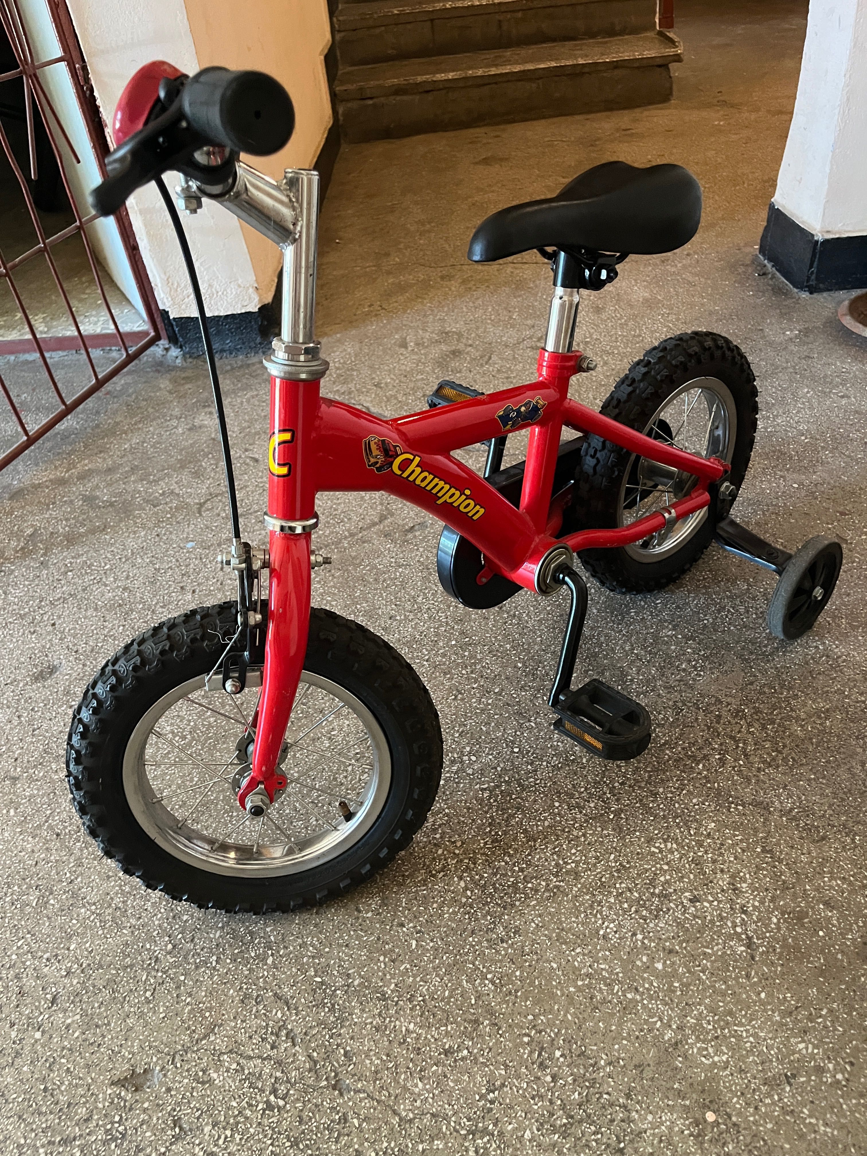 Bicicletă cu pedale și roți ajutatoare