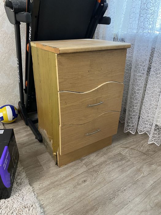 Отдам тумбочку за шоколад