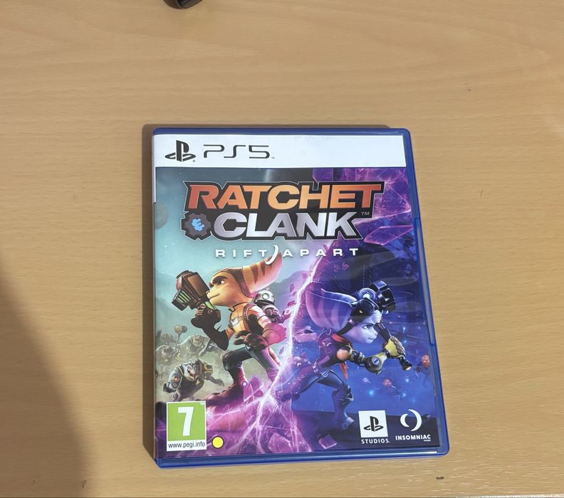 PS5 + 4 игри + FC26 дигитална – Отлично състояние