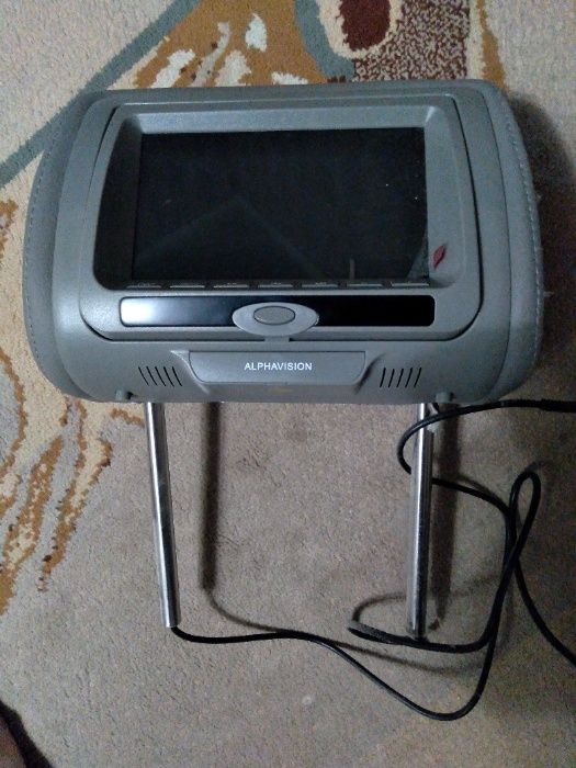 Подголовники с мониторами и DVD-проигрывателем