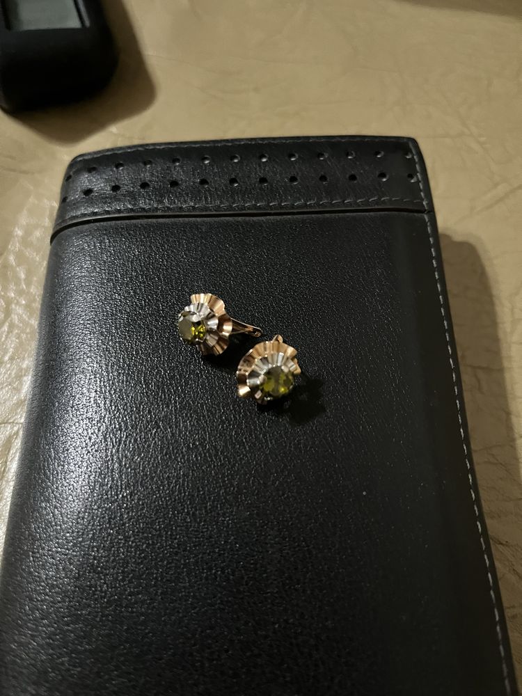 Продам серьги с камнем