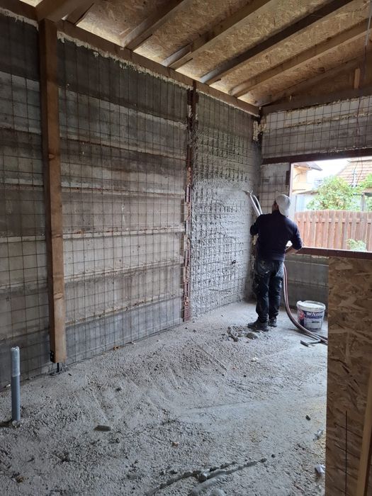 Executam tencuieli mecanizate !