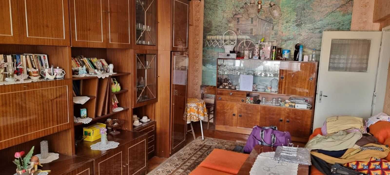 1272-Продава се тристаен тухлен апартамент в кв. "Бели Лом"