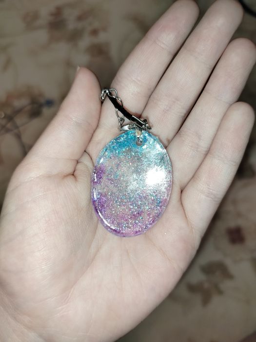 Украшение на шею из эпоксидной смолы.